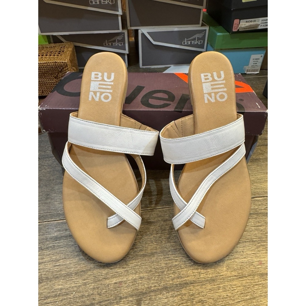 Bueno Women's Jackson sandals Size 8 White Slip On Thong
